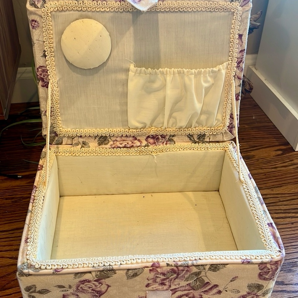 🆕 Vintage Large Floral Cream & Purple Fabric Legged Sewing Box - Picture 3 of 5
